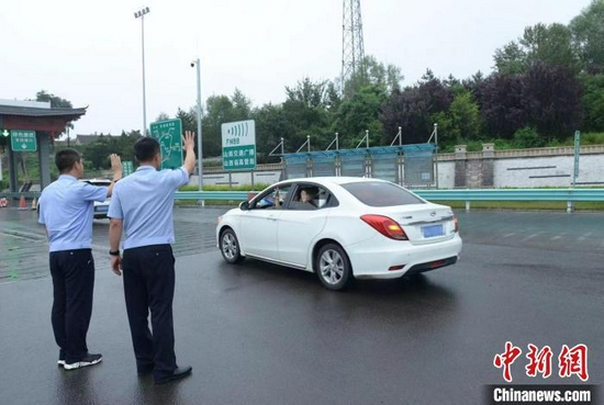 民警送别夏某某一家人。 赵彦杰 摄