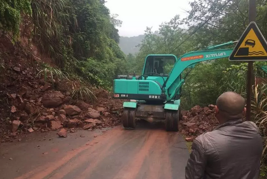 龙南县安基山林场至程龙大桥路段塌方 （廖建芹 摄）