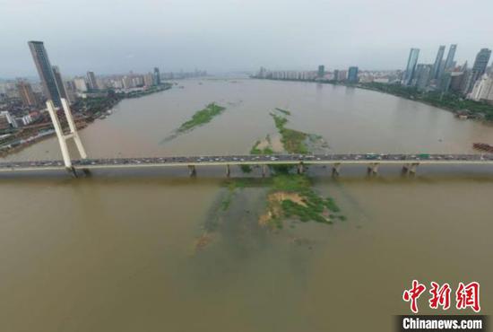 图为7月9日，航拍下的南昌赣江段水位持续上涨，江心洲几近淹没。　桂雄摄