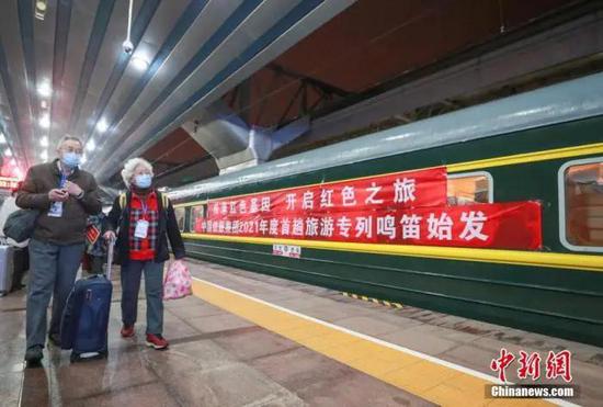 资料图:图为游客在北京站乘车。中新社记者 贾天勇 摄