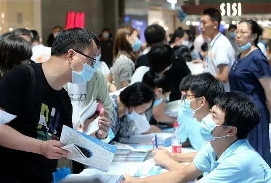 招生现场,图片源自网络