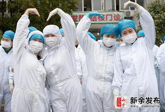 2020年3月9日,新余市最后一名新冠肺炎确诊病例出院,医护人员相互留影表达喜悦。(新余日报记者 赵春亮摄)
