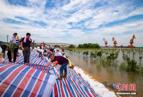 江西九江湖口县，上万人在沿江13.5公里干堤旁加筑子堤。（资料图） 李学华摄