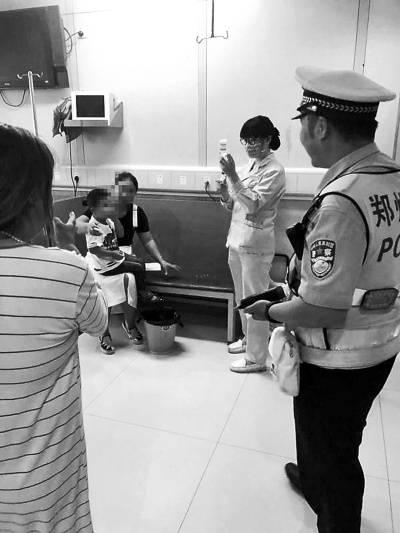 因交警及时护送就医,男童目前已平安脱险。