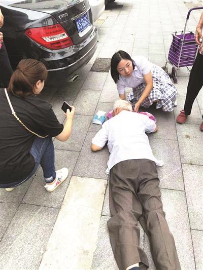 印斯佳在救助老人。