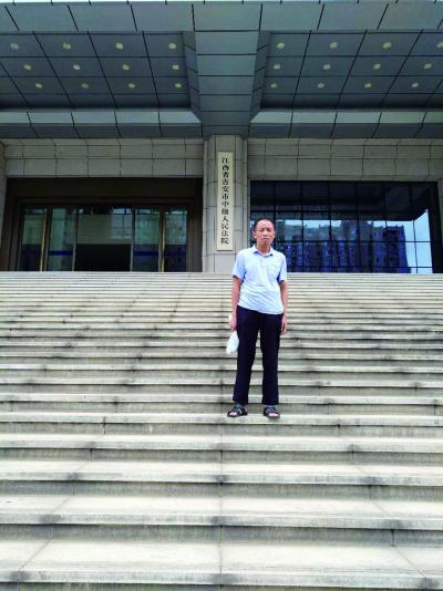 李锦莲申请国家赔偿后前往法院商讨赔偿事宜