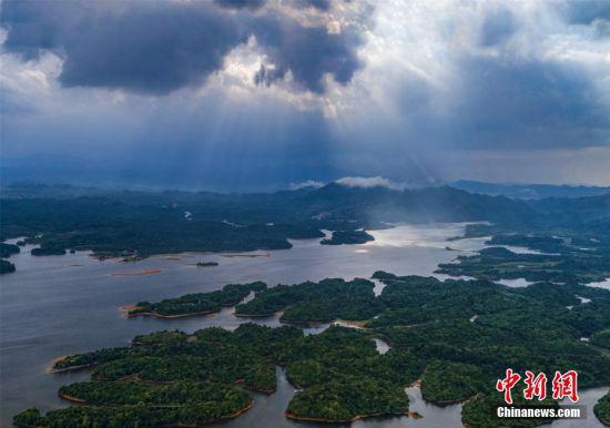 仙女雨后阳光从云雾隙缝中照耀仙女湖,景如其名,这里是我国最早具有详细文字记载“七仙女下凡”传说的溯源地,湖中岛屿星罗棋布,集秀、幽、奇、美于一体。伍荣达 摄