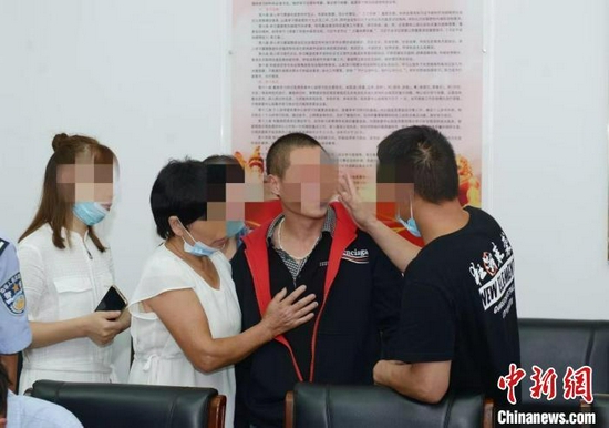 夏某某与母亲、弟弟和妹妹在长治市上党区相见。 赵彦杰 摄