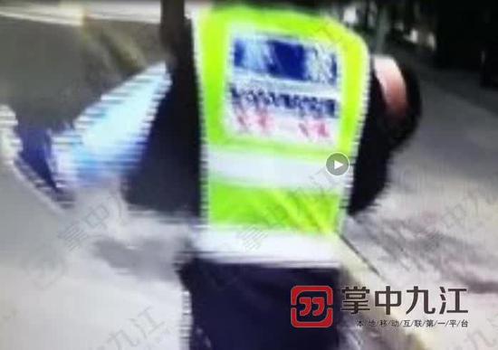 交警抱着孩子奔向医院(视频截图)