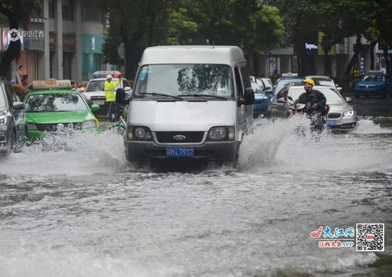 南昌市中山路,车辆难行。