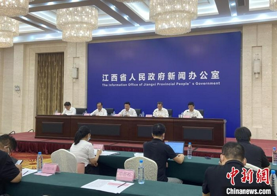 8月3日,江西省庆祝建党百年系列新闻发布会之卫生健康事业专题新闻发布会在南昌举行。 刘玉洁 摄