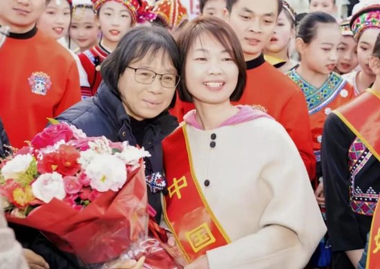(黄英与“时代楷模”张桂梅合影留念)