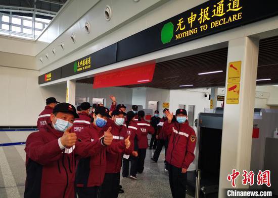 4月17日,由江西省派遣中国赴乌兹别克斯坦联合工作组从南昌启程,赴乌兹别克斯坦协助开展疫情防控工作。 姜涛摄