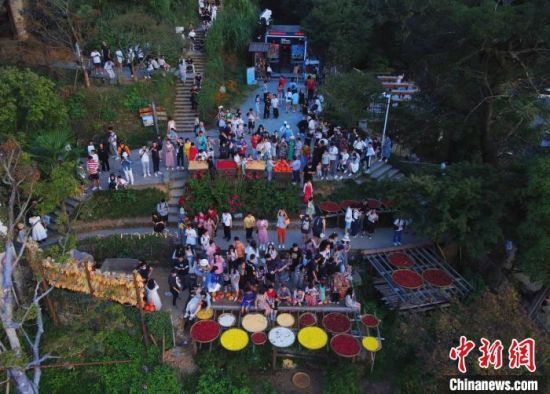 图为国庆假期期间,游客在江西婺源篁岭古村景区游览。 方华彬 摄