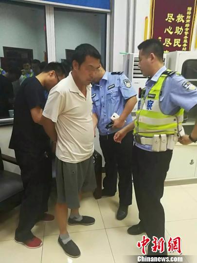 图为石家庄警方抓获涉嫌故意杀人逃犯。 警方供图 摄