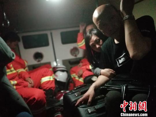 图为被困风区人员转移至装甲车上。范辰 摄