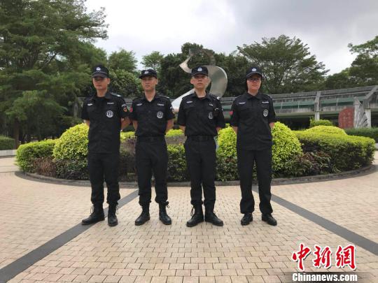 图为北海市海城区打击传销专业队队员在公园执勤。 郑相元 摄