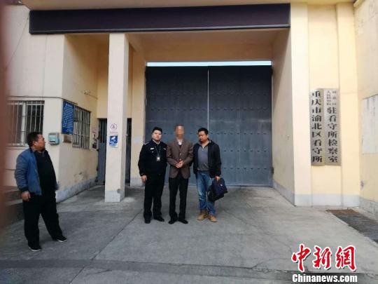 图为民警将潜逃14年的涉毒犯罪人员抓获。警方供图