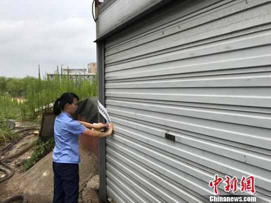 图为陆冲查封无证加油站点。供图