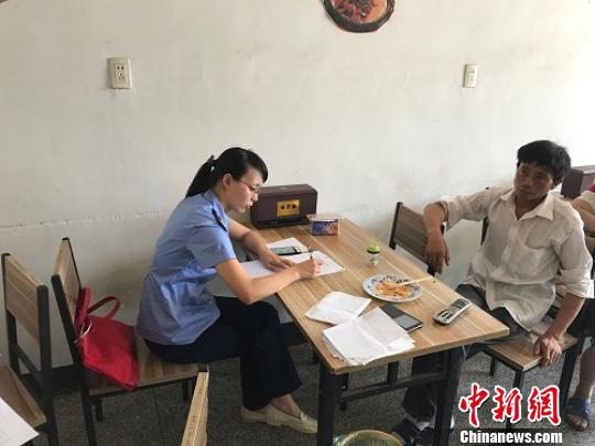 图为陆冲开展消费调查。供图
