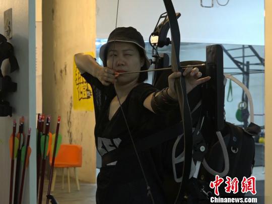袁敏正在练习射箭。　魏尧 摄