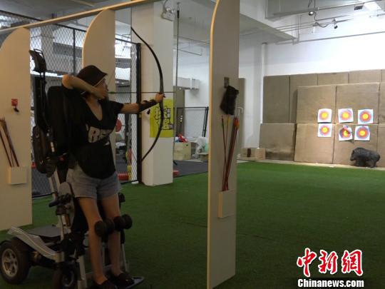 袁敏正在练习射箭。 魏尧 摄