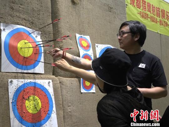 袁敏正和丈夫检查自己的成绩。 魏尧 摄