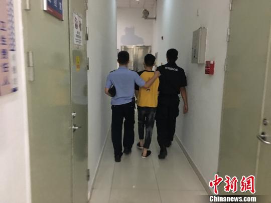 网上逃犯找民警询问车次“露马脚”被刑事羁押　郭军　摄