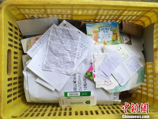 6月20日,王祥有展示自己的垃圾分类处理器,装满了废旧的纸张。 苏路程 摄