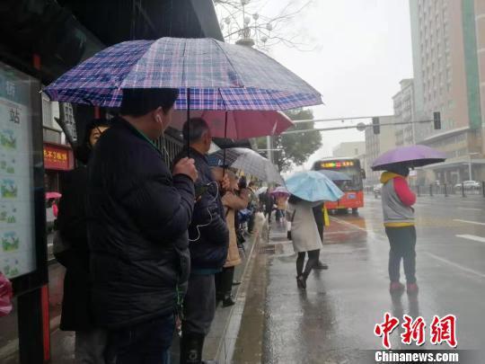 2月23日,南昌阴雨绵绵,气温低迷,熊金竹在等待出租车。 ?#31456;?#31243; 摄