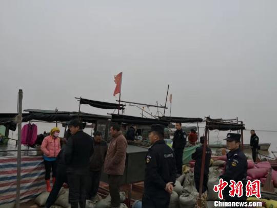 2月25日，江西省永修县公安局水上派出所在鄱阳湖水域巡逻中，抓获8艘非法捕捞螺蛳渔船。　曹辉摄