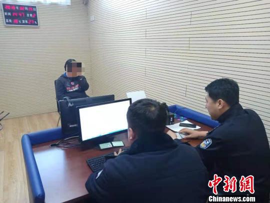 民警为培养9岁孩子开车技能的“虎妈”录口供。辽宁省交警总队提供