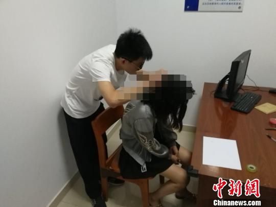 提取毛发进行检测。德清公安提供