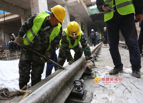“2号线后通段最后一幅轨排开始吊装合拢。”