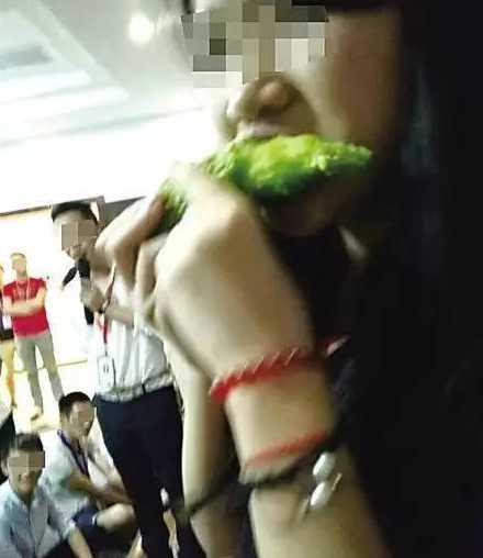 完不成业绩的员工被罚生吃苦瓜