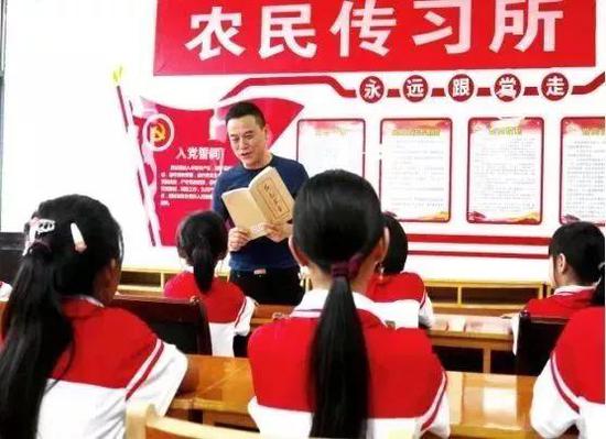 上高县野市乡学生在传习所里聆听《红色家书》里的感人故事