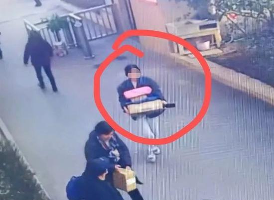 监控录下快递被偷截图