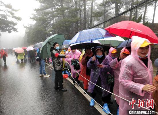 女性游客在庐山风景区门口排起了几十米长龙正准备进入景区游玩。庐山风景区 供图