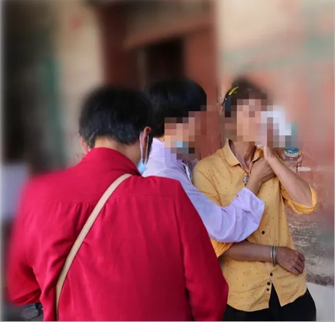 与家人24年后再见,难掩泪水