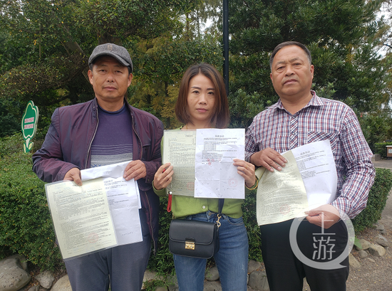 10月,汤伟(右一)与其他2位受害人在一起,他们为追回自己的损失已奔波了3年。/记者 肖鹏