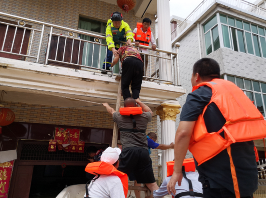 7月11日,鄱阳县昌洲乡干部与鄱阳县应急管理局队员在南湖村逐户排查,并成功劝说老人离家上岸。摄影∣江西日报记者陈化先