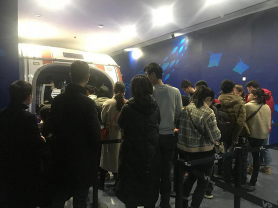 游客正在深海探险前排队