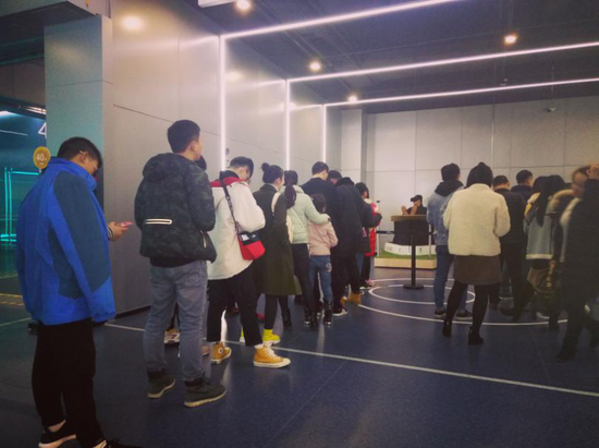 游客在排队等待云霄滑梯