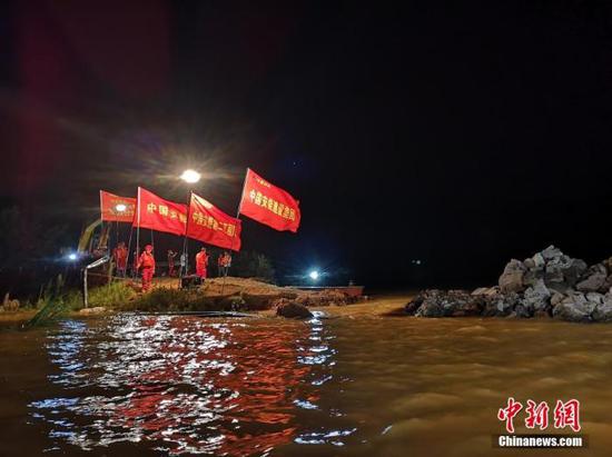 13日晚，江西省鄱阳县问桂道圩堤决口合龙现场。（资料图） 徐迎华摄