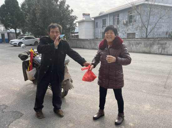 落水女子的家人专程来到了大陂村,送来了水果还有现金五百元,都被叶秋根婉拒。