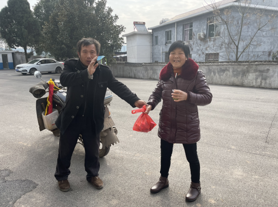 落水女子的家人专程来到了大陂村，送来了水果还有现金五百元，都被叶秋根婉拒。