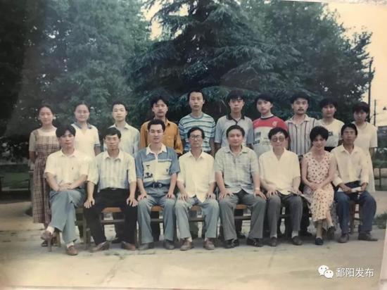 (二排右三为在鄱阳一中就读时的李金伟)