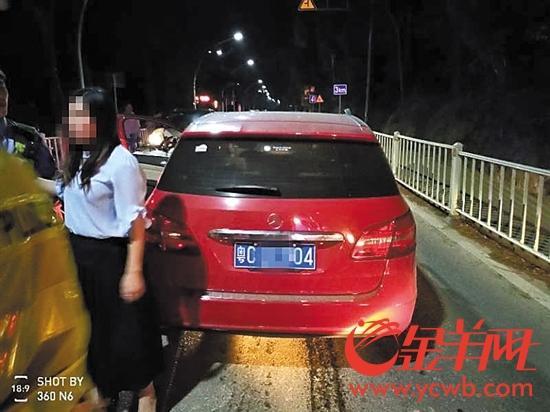 奔驰女司机醉驾冲卡
