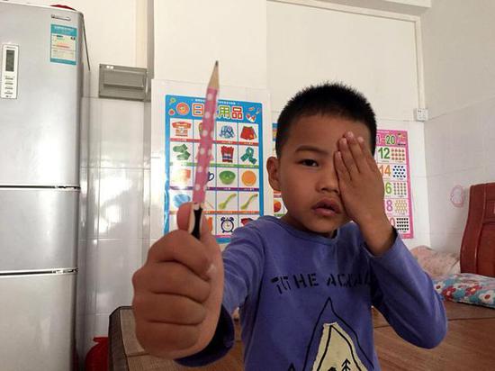 家长们注意了!孩子用橡皮筋弹铅笔“危险”!