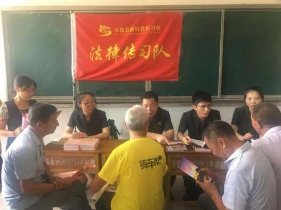 万载县面对面向群众传习法律知识